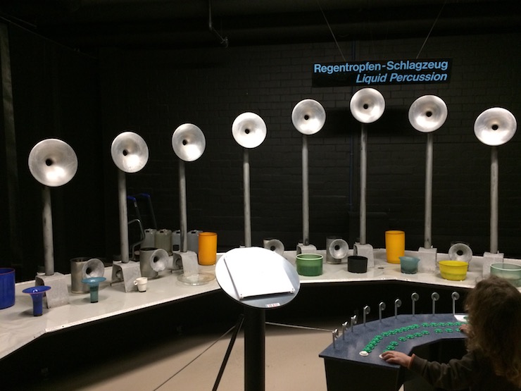 Wasser-Musikexperiment mit dem Wassertropfen-Schlagzeug im Familienmuseum Technorama in Winterthur.