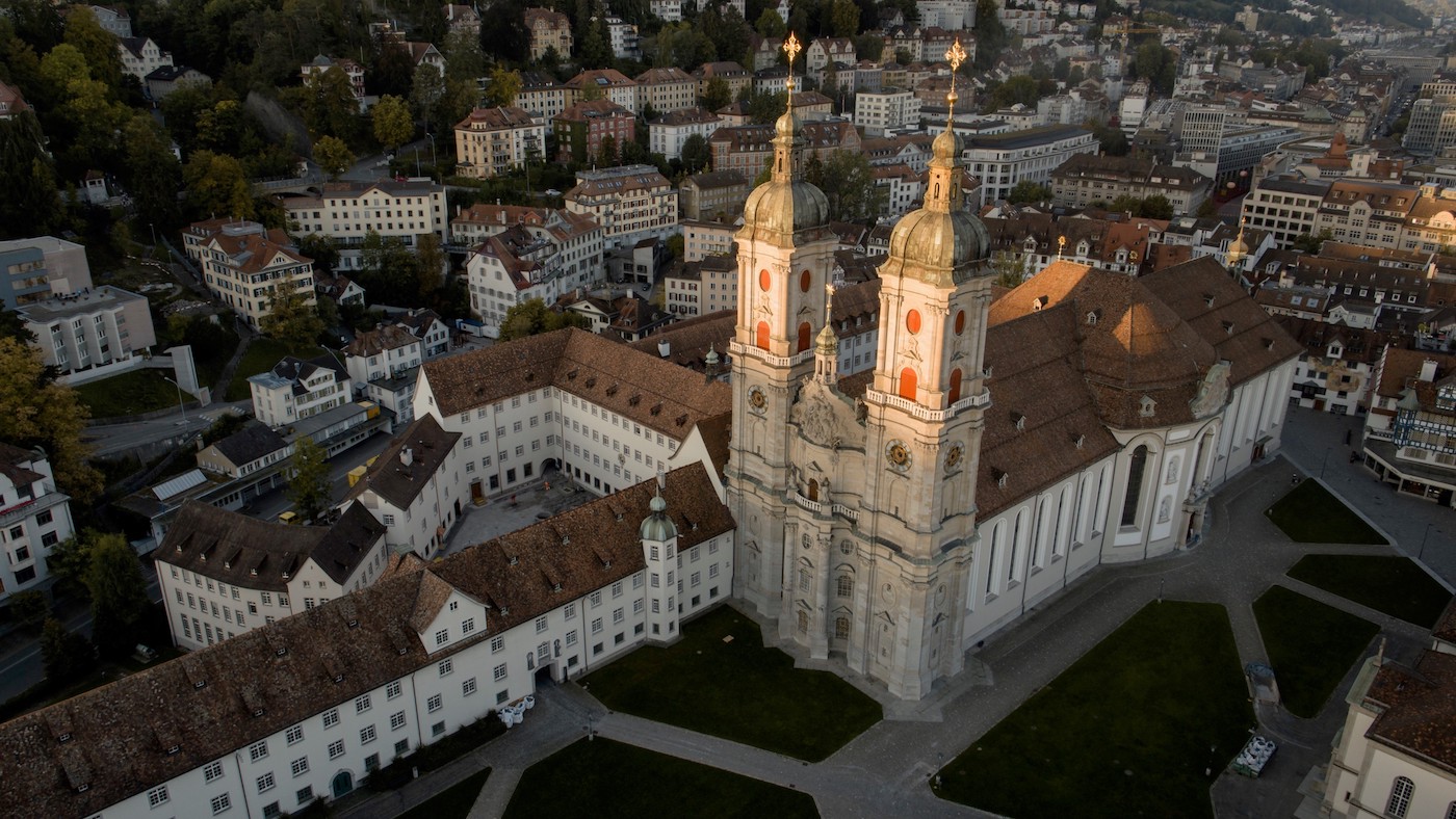 Das Weltkulturerbe Stiftsbezirk St.Gallen von oben mit Stiftsbibliothek und Kathedrale