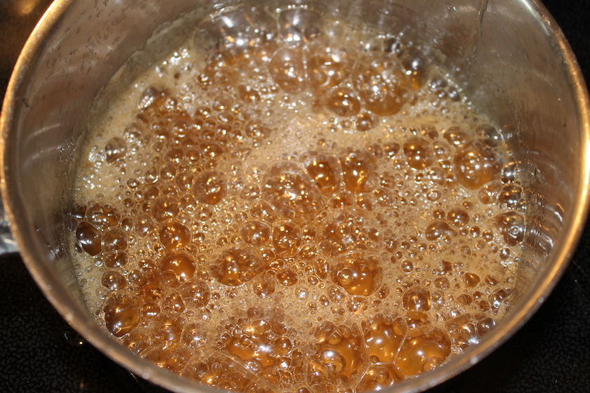 Rezept zum veganen Honig selber machen: Flüssigkeit aufkochen bis sich Bläschen bilden